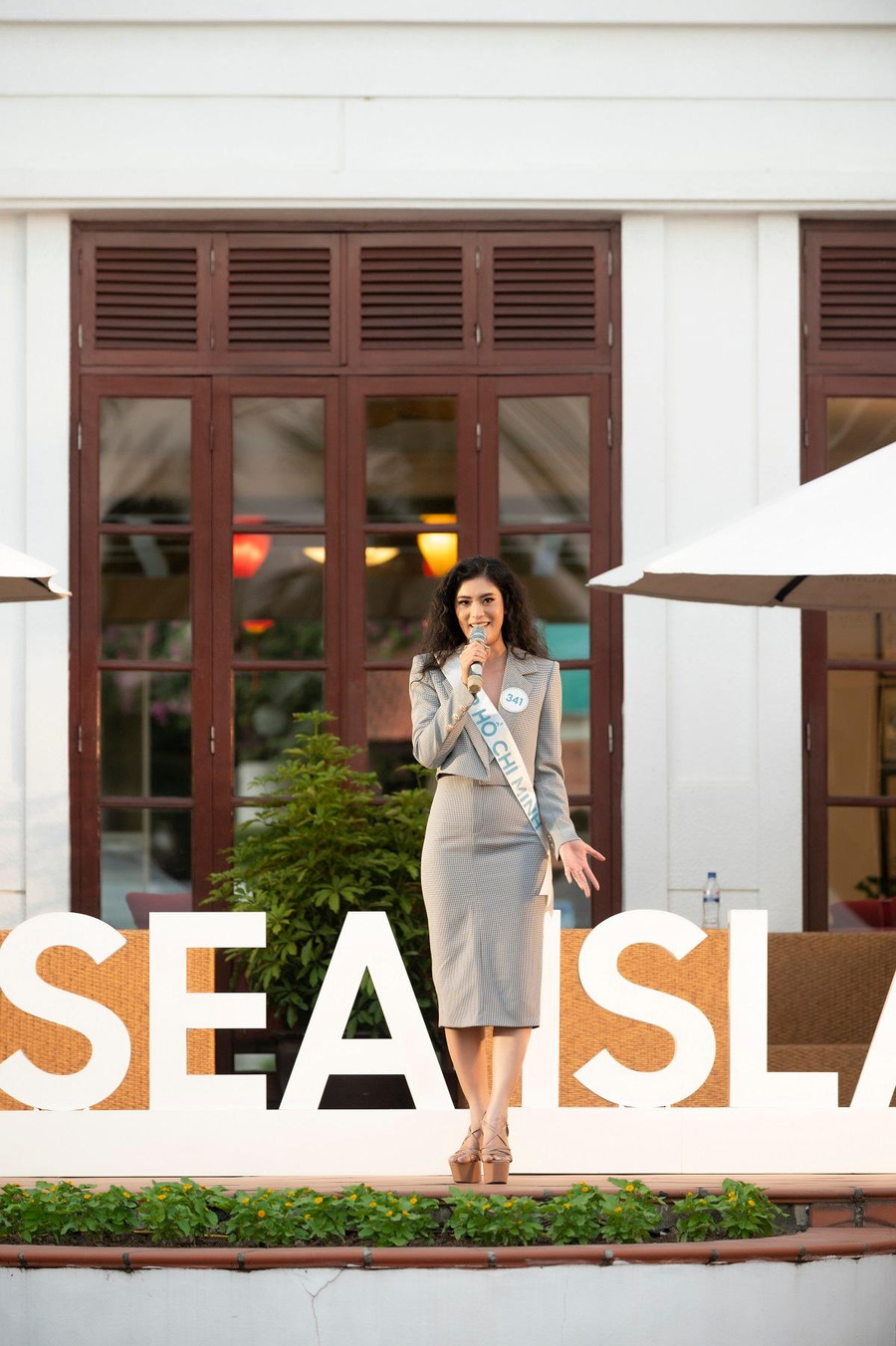 Thí sinh Võ Thiên Thanh - SBD 341 (TP HCM) lọt top 3 thí sinh thuyết trình hay nhất về Quảng Ninh. Đặc biệt phần thi được thể hiện bằng tiếng Anh. Thí sinh Võ Thiên Thanh - SBD 341 (TP HCM) lọt top 3 thí sinh thuyết trình hay nhất về Quảng Ninh. Đặc biệt phần thi được thể hiện bằng tiếng Anh.