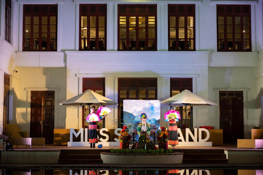 Thí sinh Hoàng Thuỳ Anh - SBD 102 (Hà Nội) với phần thi múa Cô Đôi Thượng Ngàn, Thí sinh Hoàng Thuỳ Anh - SBD 102 (Hà Nội) với phần thi múa Cô Đôi Thượng Ngàn,