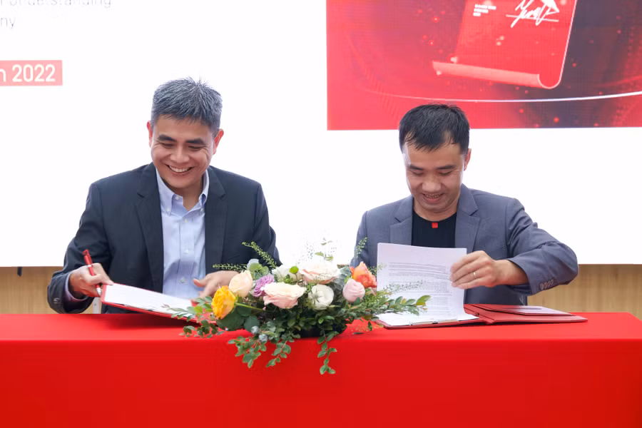 Đại diện hai bên ký kết Biên bản ghi nhớ tại Swinburne Việt Nam