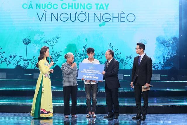 Tại chương trình, các khách mời trò chuyện về những câu chuyện thể hiện nỗ lực tự thân của người nghèo; những mảnh đời, hoàn cảnh cần sự chung tay giúp sức của cộng đồng để vươn lên trong cuộc sống - Ảnh VGP/Nhật Bắc