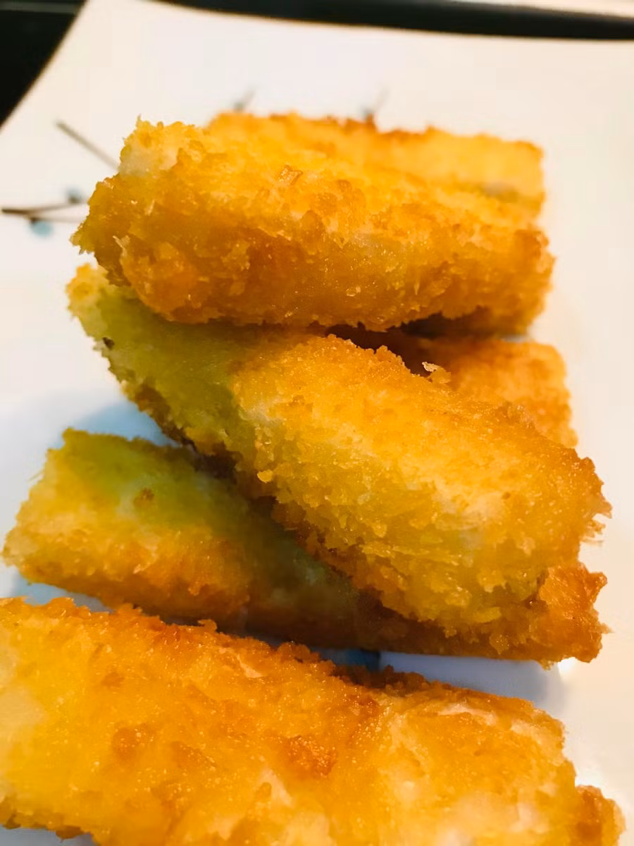 Đậu non tẩm bột chiên giòn rồi lăn qua bột chiên xù, chiên giòn lên. Các bé rất mê món này.