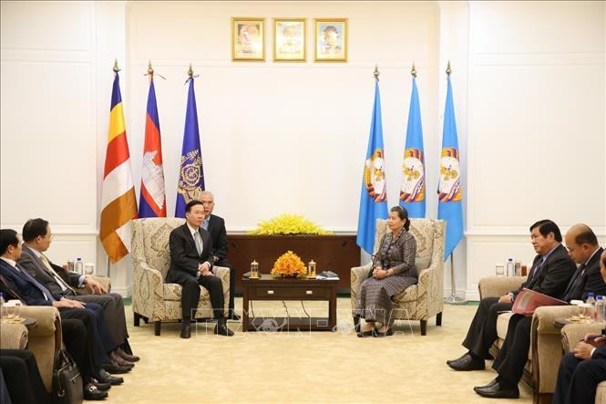 Phó Thủ tướng, Bộ trưởng Bộ Quan hệ Quốc hội, Thượng viện và Thanh tra Vương quốc Campuchia, Phó Chủ tịch Đảng Nhân dân Campuchia, Chủ tịch Hội Hữu nghị Campuchia - Việt Nam Men Sam An tiếp Thường trực Ban Bí thư Võ Văn Thưởng. Ảnh: Vũ Hùng/PV TTXVN tại Campuchia