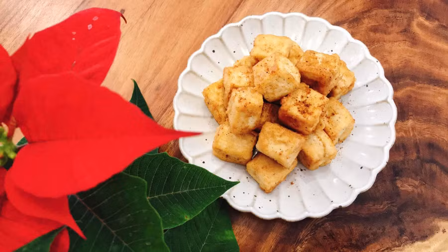 Đậu phụ lăn qua bột chiên giòn (bột khô). Chiên giòn rồi rắc ít muối ớt