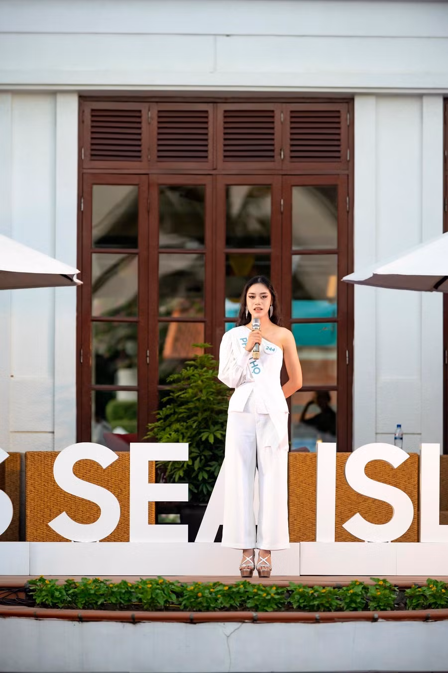 Thí sinh Nguyễn Thị Thùy Chang - SBD 244 (Phú Thọ) lọt top 3 thí sinh thuyết trình hay nhất về Quảng Ninh.