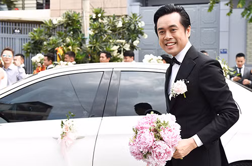 Gương mặt chú rể có phần hồi hộp. Gương mặt chú rể có phần hồi hộp.