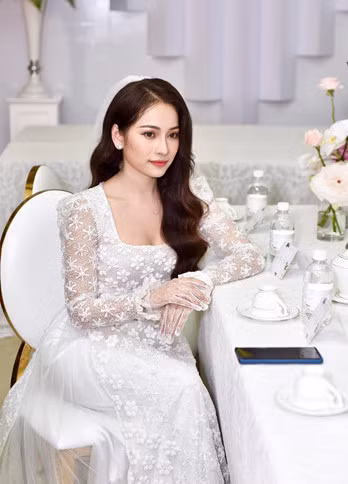 Những ngày qua, ca sĩ trẻ gây chú ý khi nhạc sĩ Dương Khắc Linh chủ động thông tin về hôn lễ với báo chí. Những ngày qua, ca sĩ trẻ gây chú ý khi nhạc sĩ Dương Khắc Linh chủ động thông tin về hôn lễ với báo chí.