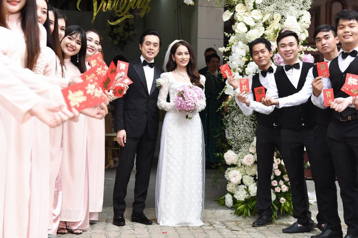 Nhà cô dâu Sara Lưu ở quận 8 trang trí bằng hoa tươi với gam màu trắng làm chủ đạo để đón khách. Nhà cô dâu Sara Lưu ở quận 8 trang trí bằng hoa tươi với gam màu trắng làm chủ đạo để đón khách.