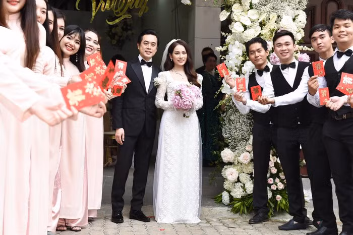 Nhà cô dâu Sara Lưu ở quận 8 trang trí bằng hoa tươi với gam màu trắng làm chủ đạo để đón khách. Nhà cô dâu Sara Lưu ở quận 8 trang trí bằng hoa tươi với gam màu trắng làm chủ đạo để đón khách.