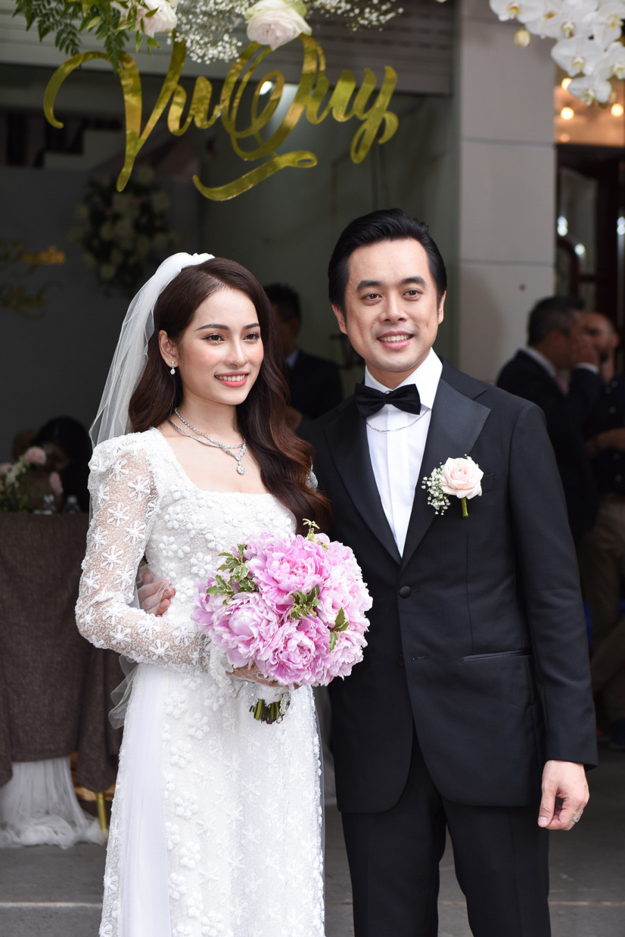 Cả hai hạnh phúc trong thời khắc quan trọng. Dương Khắc Linh cầu hôn Sara Lưu trong một chuyến nghỉ dưỡng ở châu Âu cuối năm 2018. Cả hai hạnh phúc trong thời khắc quan trọng. Dương Khắc Linh cầu hôn Sara Lưu trong một chuyến nghỉ dưỡng ở châu Âu cuối năm 2018.