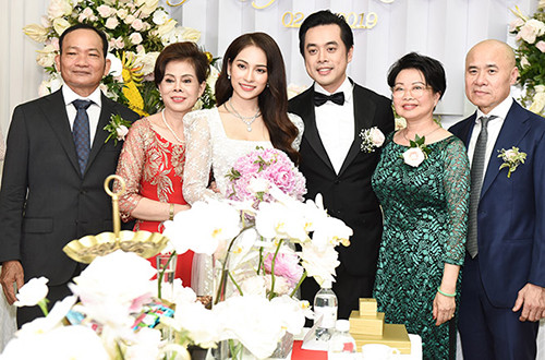 Kết thúc buổi lễ, Dương Khắc Linh - Sara Lưu và cha mẹ hai bên cùng chụp ảnh thân thiết. Kết thúc buổi lễ, Dương Khắc Linh - Sara Lưu và cha mẹ hai bên cùng chụp ảnh thân thiết.