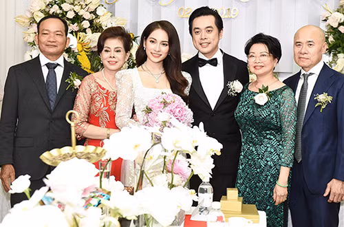 Kết thúc buổi lễ, Dương Khắc Linh - Sara Lưu và cha mẹ hai bên cùng chụp ảnh thân thiết. Kết thúc buổi lễ, Dương Khắc Linh - Sara Lưu và cha mẹ hai bên cùng chụp ảnh thân thiết.