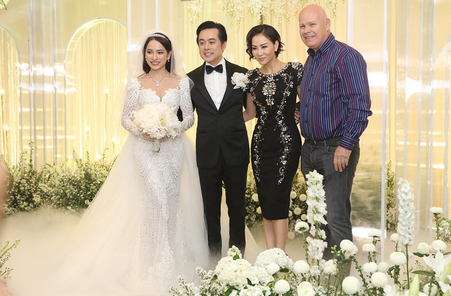 Thu Minh khoe vòng eo thon gọn bên chồng ngoại quốc khi mừng ngày vui của nam nhạc sĩ.