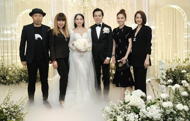 Nhạc sĩ Huy Tuấn, Lưu Thiên Hương và Bảo Anh cùng diện tông đen huyền bí đến chung vui cùng vợ chồng Dương Khắc Linh.