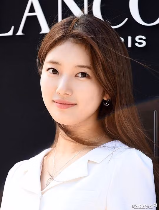 Hình ảnh mái tóc của Suzy bồng bềnh trong gió cùng nhan sắc, phong thái sang chảnh tạo nên bức ảnh lung linh như cảnh phim.