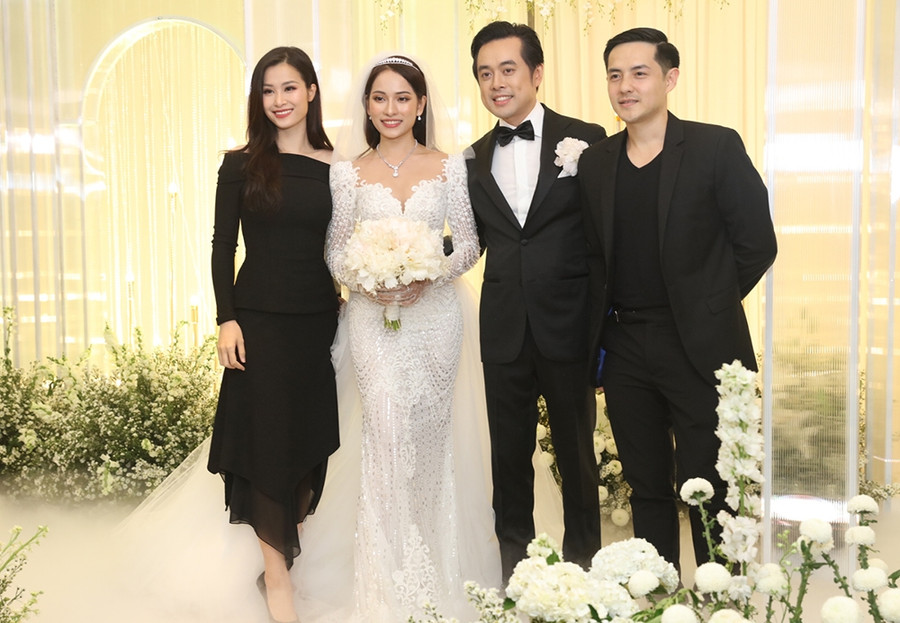 Đông Nhi và Ông Cao Thắng diện nguyên "cây đen" khi đến chúc mừng lễ cưới.