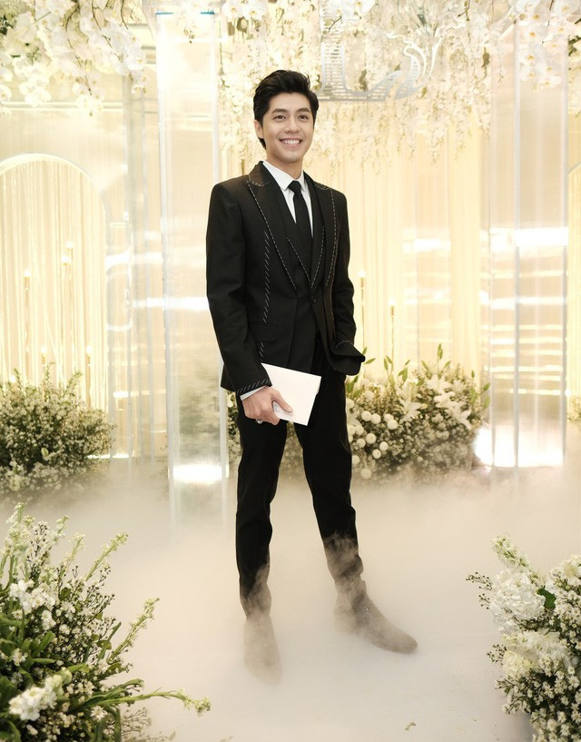 Noo Phước Thịnh có mặt khá sớm trong tiệc cưới của nhạc sĩ Dương Khắc Linh và vợ 9x.