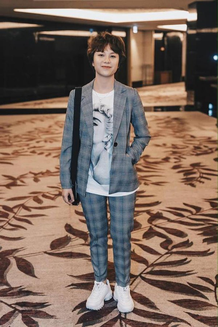 Có thể nói, trong 3 nữ chính của "Về nhà đi con" thì Bảo Hân là người có phong cách ăn mặc giống với nhân vật trong phim nhất. Có thể nói, trong 3 nữ chính của "Về nhà đi con" thì Bảo Hân là người có phong cách ăn mặc giống với nhân vật trong phim nhất.