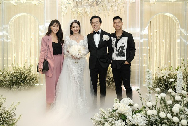 Cường Seven, Khả Ngân lựa chọn trang phục tông đen và hồng đúng màu sắc chủ đạo của đám cưới.