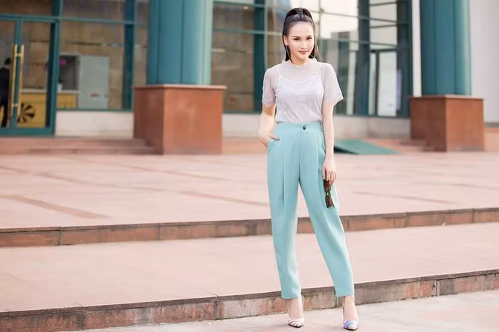 Cách mix đồ tinh tế giúp diễn viên Bảo Thanh "kéo dài" đôi chân và trở nên sắc sảo, lôi cuốn hơn.