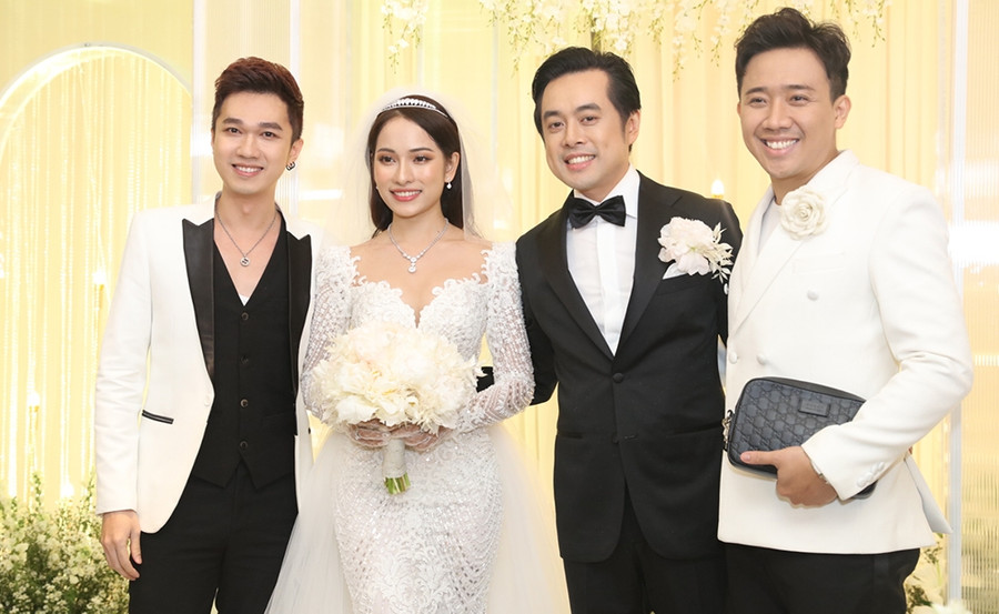 Minh Xù và Trấn Thành trở thành hai khách mời nam hiếm hoi diện đồ trắng. Trấn Thành chỉ đến lễ cưới một mình mà không có Hari Won.