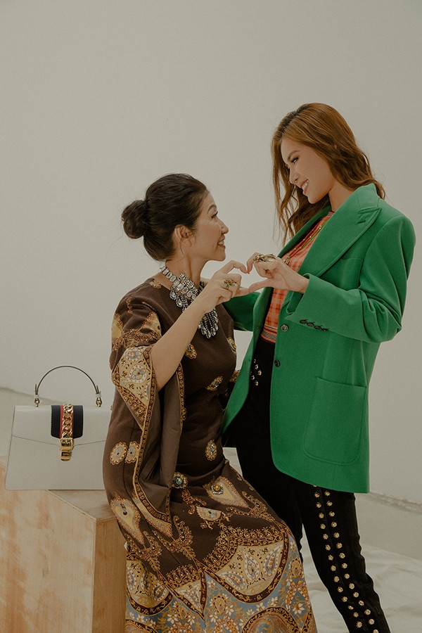 Ngày còn bé tính nết như con trai nên Minh Tú thường hay quậy phá, thậm chí xưng "bà trùm" trong xóm. Ngày còn bé tính nết như con trai nên Minh Tú thường hay quậy phá, thậm chí xưng "bà trùm" trong xóm.