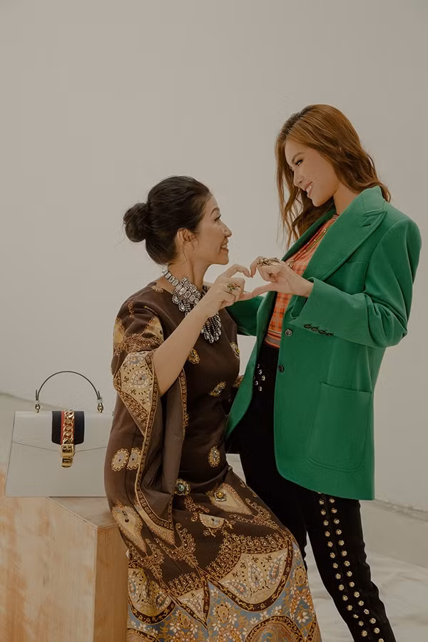 Ngày còn bé tính nết như con trai nên Minh Tú thường hay quậy phá, thậm chí xưng "bà trùm" trong xóm. Ngày còn bé tính nết như con trai nên Minh Tú thường hay quậy phá, thậm chí xưng "bà trùm" trong xóm.