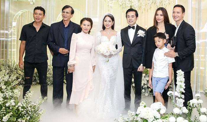 Đại gia đình Hà Hồ chụp ảnh cùng cô dâu, chú rể.