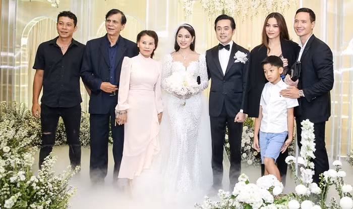 Đại gia đình Hà Hồ chụp ảnh cùng cô dâu, chú rể.