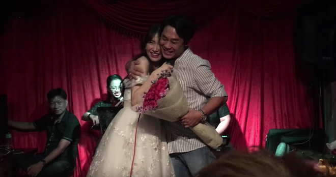 Cả 2 liên tục có những cử chỉ yêu thương dành cho nhau. Cả 2 liên tục có những cử chỉ yêu thương dành cho nhau.