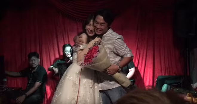 Cả 2 liên tục có những cử chỉ yêu thương dành cho nhau. Cả 2 liên tục có những cử chỉ yêu thương dành cho nhau.