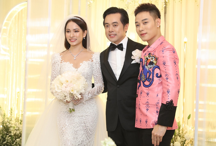 Trúc Nhân diện chiếc áo hồng thêu hình khỉ độc đáo nhưng có phần hơi "sến sẩm" vì màu sắc và chất liệu bóng bẩy.