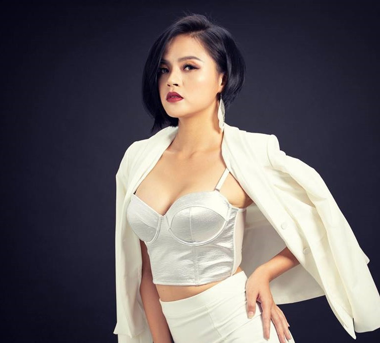 Thân hình nóng bỏng và vẻ mặn mà của "gái một con" Thu Quỳnh. Thân hình nóng bỏng và vẻ mặn mà của "gái một con" Thu Quỳnh.