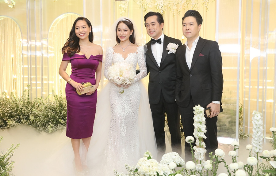 Lê Hiếu và bà xã mới cưới cũng góp mặt chung vui.