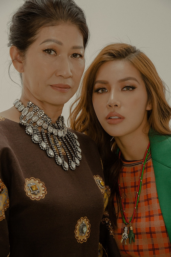 Minh Tú từng chia sẻ cô tự hào vì thừa hưởng nét đẹp và được mẹ ủng hộ trong sự nghiệp hoạt động nghệ thuật. Minh Tú từng chia sẻ cô tự hào vì thừa hưởng nét đẹp và được mẹ ủng hộ trong sự nghiệp hoạt động nghệ thuật.