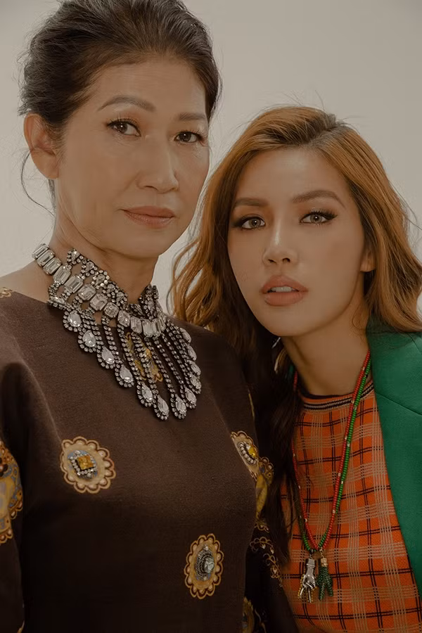 Minh Tú từng chia sẻ cô tự hào vì thừa hưởng nét đẹp và được mẹ ủng hộ trong sự nghiệp hoạt động nghệ thuật. Minh Tú từng chia sẻ cô tự hào vì thừa hưởng nét đẹp và được mẹ ủng hộ trong sự nghiệp hoạt động nghệ thuật.