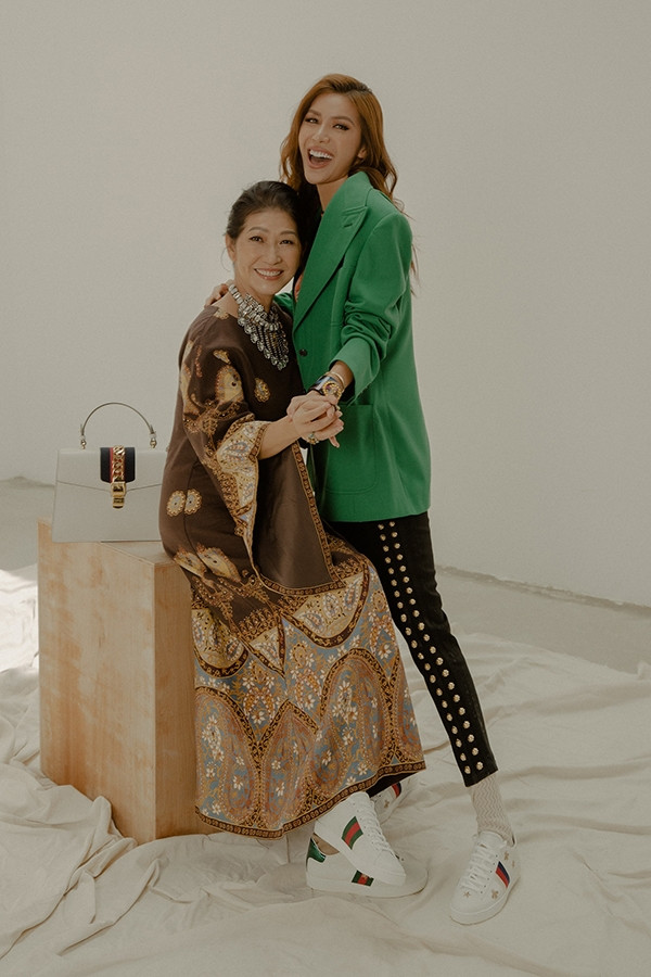 Hai mẹ con tình cảm bên nhau. Hai mẹ con tình cảm bên nhau.