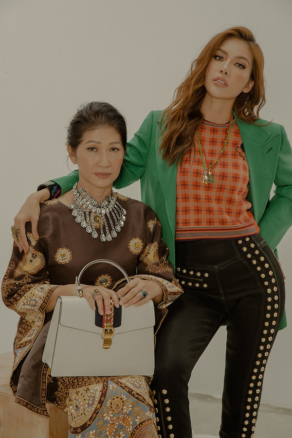 Cô cũng chia sẻ, càng lớn cô cảm thấy mình càng xa mẹ, không như lúc nhỏ tối ngày quấn quýt bên chân mẹ. Cô cũng chia sẻ, càng lớn cô cảm thấy mình càng xa mẹ, không như lúc nhỏ tối ngày quấn quýt bên chân mẹ.