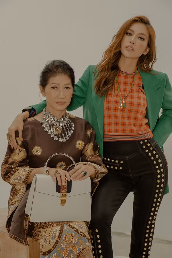 Cô cũng chia sẻ, càng lớn cô cảm thấy mình càng xa mẹ, không như lúc nhỏ tối ngày quấn quýt bên chân mẹ. Cô cũng chia sẻ, càng lớn cô cảm thấy mình càng xa mẹ, không như lúc nhỏ tối ngày quấn quýt bên chân mẹ.