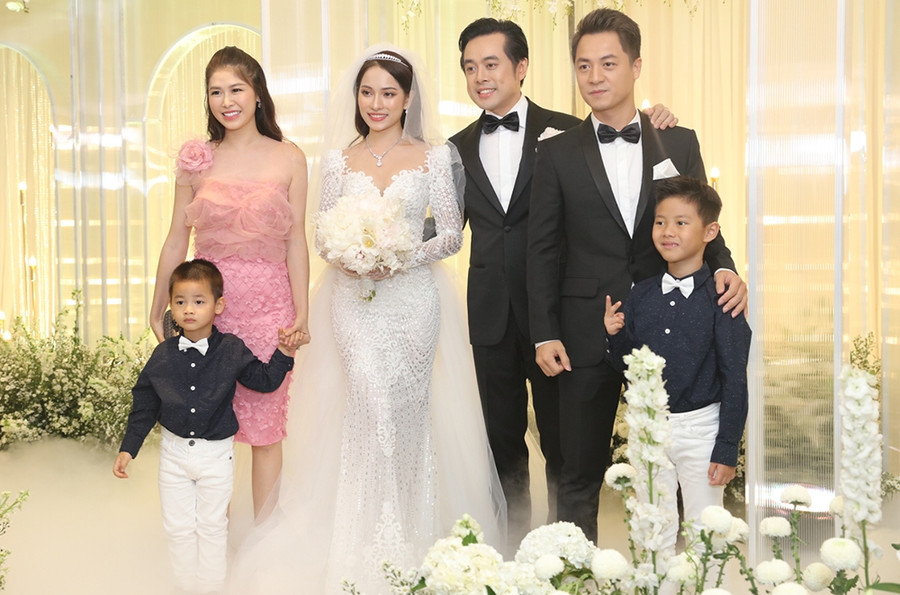 Vợ chồng nam ca sĩ Đăng Khôi dẫn theo 2 "nhóc tỳ" nhà mình đến chúc mừng người bạn thân Dương Khắc Linh.