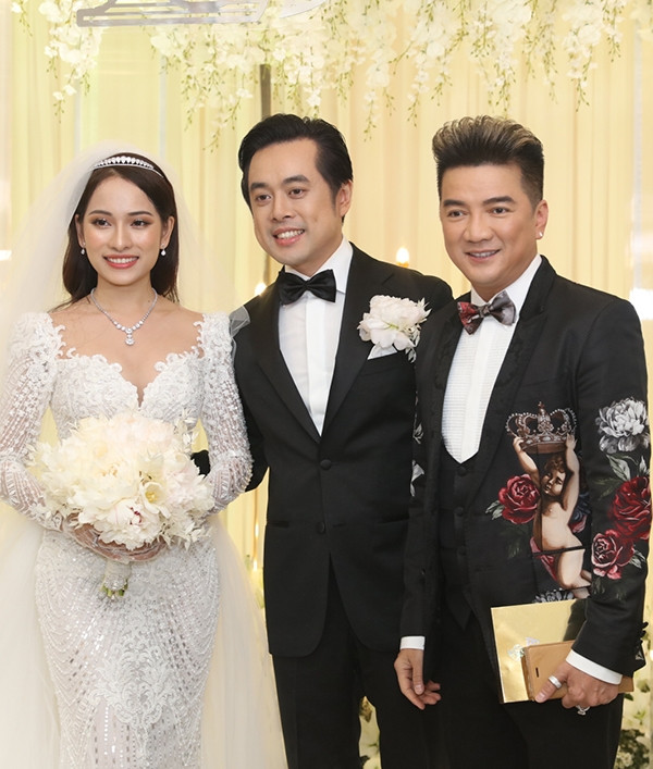 Đàm Vĩnh Hưng khá màu mè trong chiếc áo vest họa tiết hoa to.