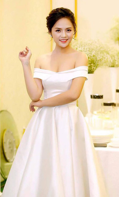 Đầm trễ vai giúp diễn viên khoe vòng một. Đầm trễ vai giúp diễn viên khoe vòng một.