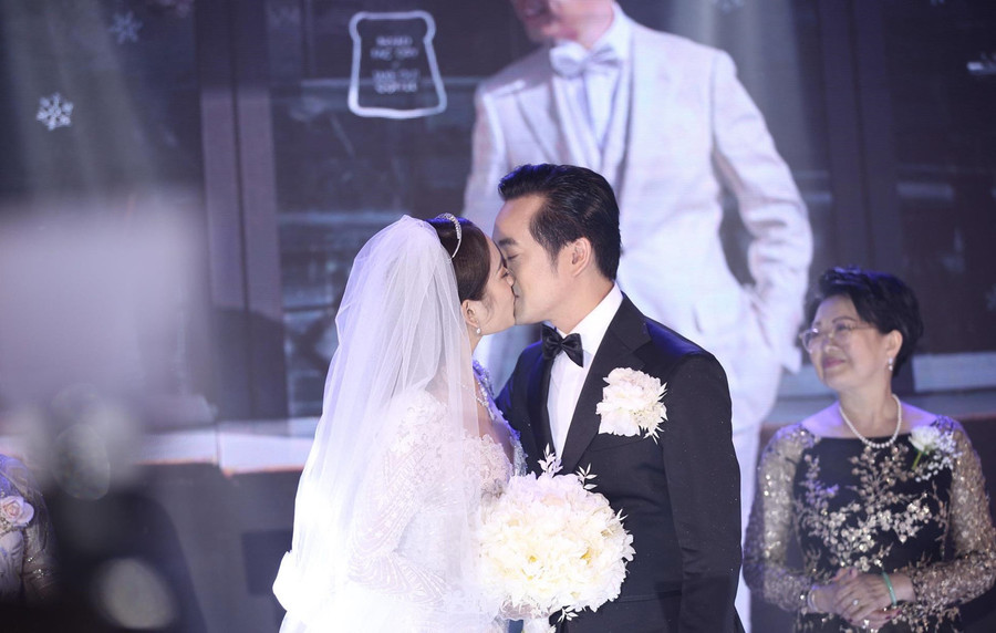 Cặp đôi trao cho nhau nụ hôn nồng thắm.