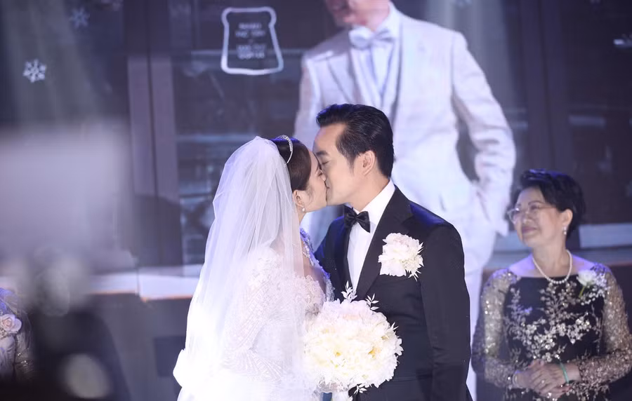 Cặp đôi trao cho nhau nụ hôn nồng thắm.