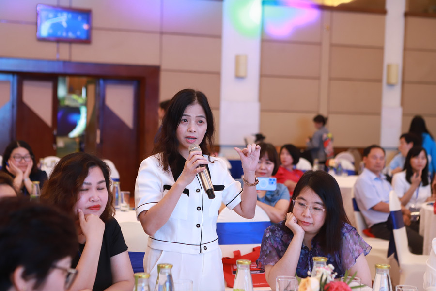 Các đại biểu cùng trao đổi những thắc mắc tại buổi thảo luận với các chuyên gia. Các đại biểu cùng trao đổi những thắc mắc tại buổi thảo luận với các chuyên gia.