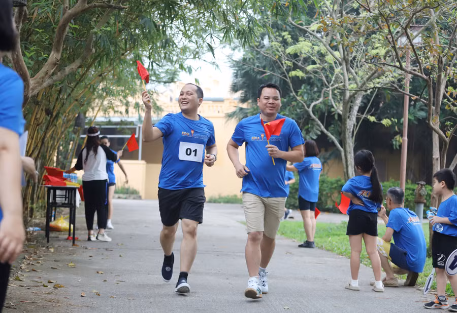 Các thầy cô cùng chạy để cống hiến và hạnh phúc.