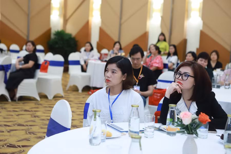 Các đại biểu cùng lắng nghe ý kiến chia sẻ từ chuyên gia.