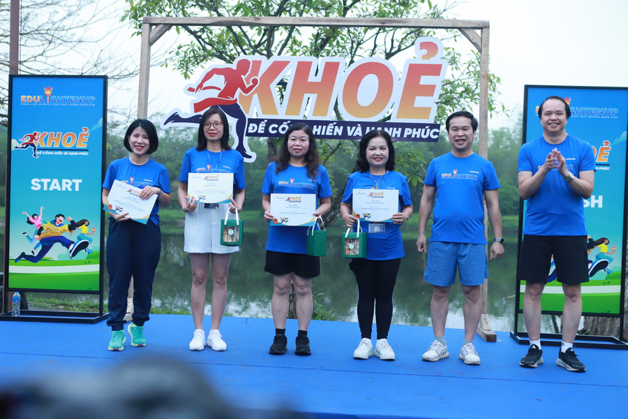 Ban tổ chức trao giải ở các hạng mục khác nhau của giải. Ban tổ chức trao giải ở các hạng mục khác nhau của giải.