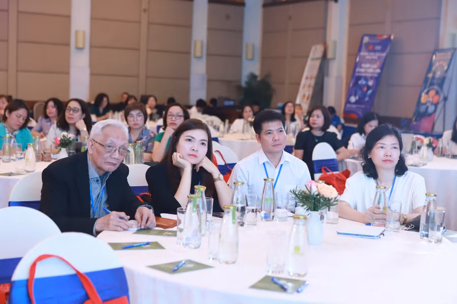 Các đại biểu tham gia hội thảo. Các đại biểu tham gia hội thảo.