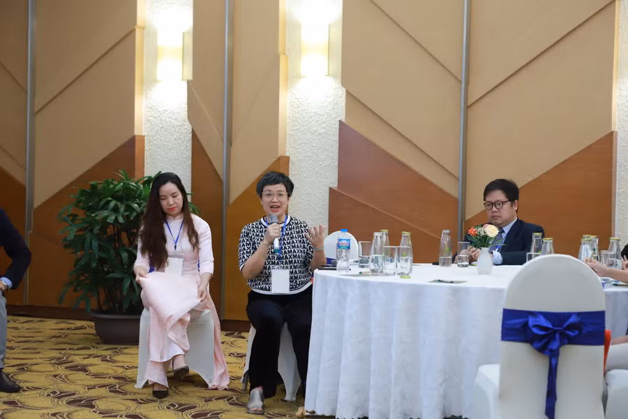 Tại mỗi phiên thảo luận, các đại biểu đều được lắng nghe chia sẻ ý nghĩa thực tế của các cán bộ quản lý giáo dục các trường.