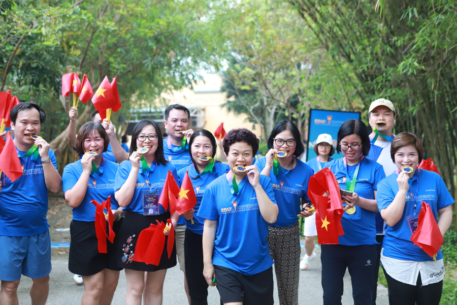 Các thầy cô cùng tham giải chạy với tinh thần hào hứng, nhiệt tình. Các thầy cô cùng tham giải chạy với tinh thần hào hứng, nhiệt tình.